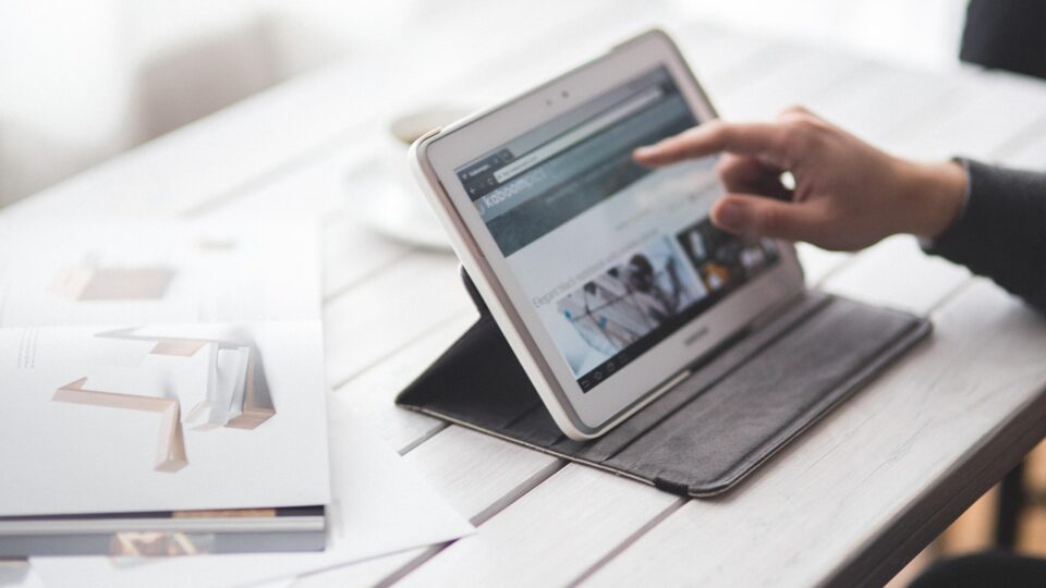 man, digital, tablet, digital tablet, computer, hand, work, working, samsung, technology, device, tablet, tablet, tablet, tablet, tablet, samsung